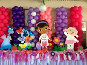 Lee más sobre el artículo Decoración para fiesta de cumpleaños doctora juguetes
