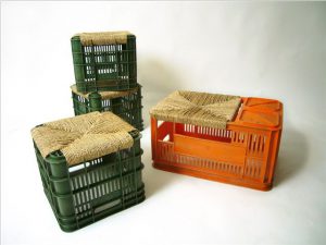 Lee más sobre el artículo Sillones hechos con cajas de frutas(Plástico)