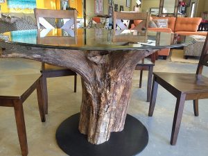 Lee más sobre el artículo Hermosas mesas rusticas hechas con troncos