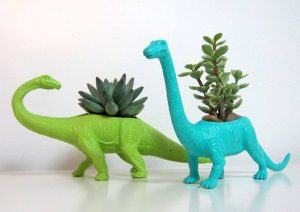 Lee más sobre el artículo Macetas hechas con juguetes de plastico