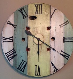 Lee más sobre el artículo Creativos relojes hechos con carretes de madera