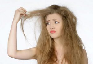 Lee más sobre el artículo Dile adiós al frizz en tu cabello con estas recetas caseras