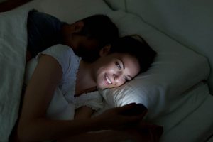 Lee más sobre el artículo Peligros de dormir con el teléfono móvil en la cama