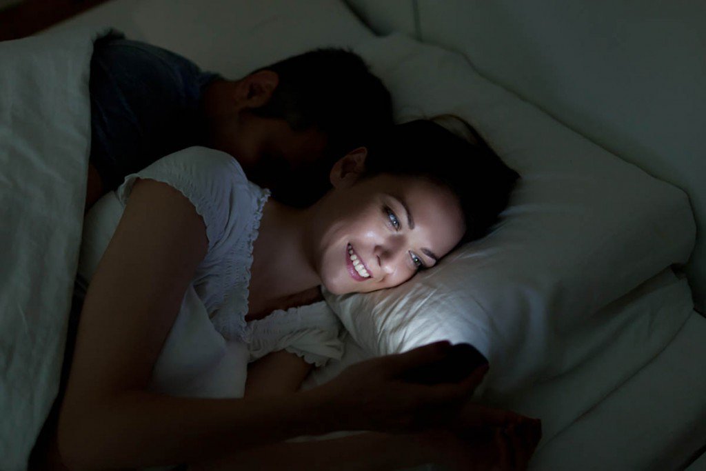 En este momento estás viendo Peligros de dormir con el teléfono móvil en la cama