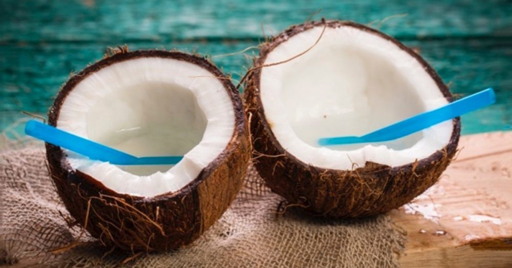 En este momento estás viendo 8 increíbles beneficios del agua de coco según la ciencia